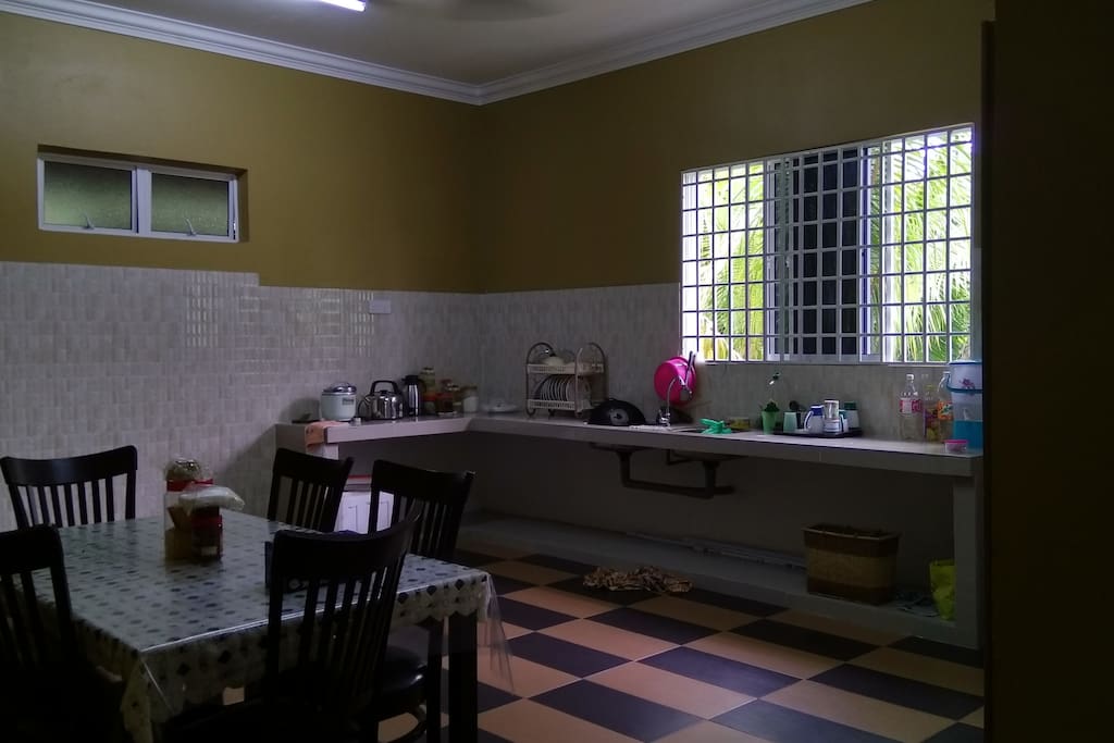 Spacious dining space for you and your families. Could fit up to 10 people at one time and dining table for 6 pax