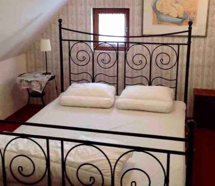 Chumba cha kulala cha tatu ghorofani, chenye kitanda cha watu wawili. Upande wa nyuma wa kitanda cha pasi umeondolewa ili watu warefu wawe na nafasi zaidi. Kuna kiyoyozi katika chumba hiki cha kulala pia.




