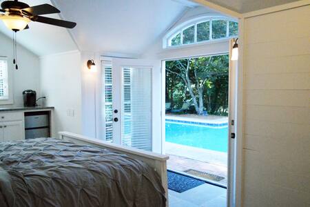 Quiet Pool House in the heart of Buckhead