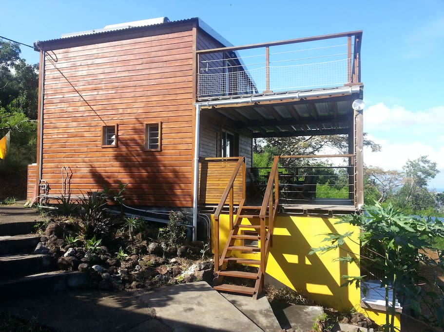 Chalet tout en bois avec 2 terrasses.