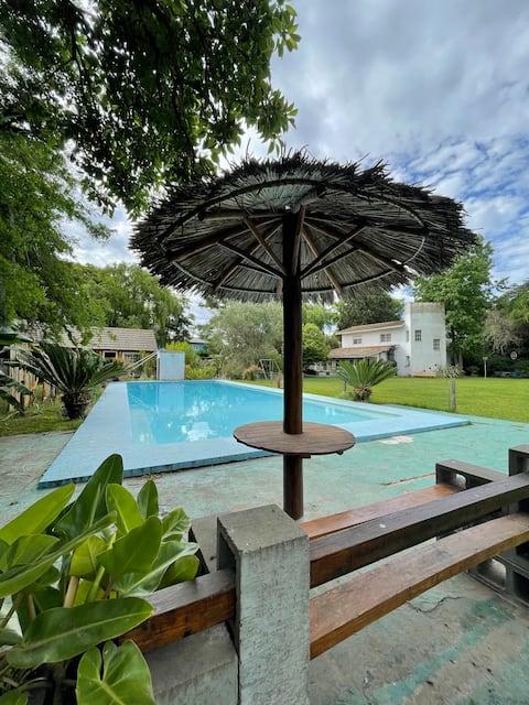 Villa with a pool and park, 60 km from CABA