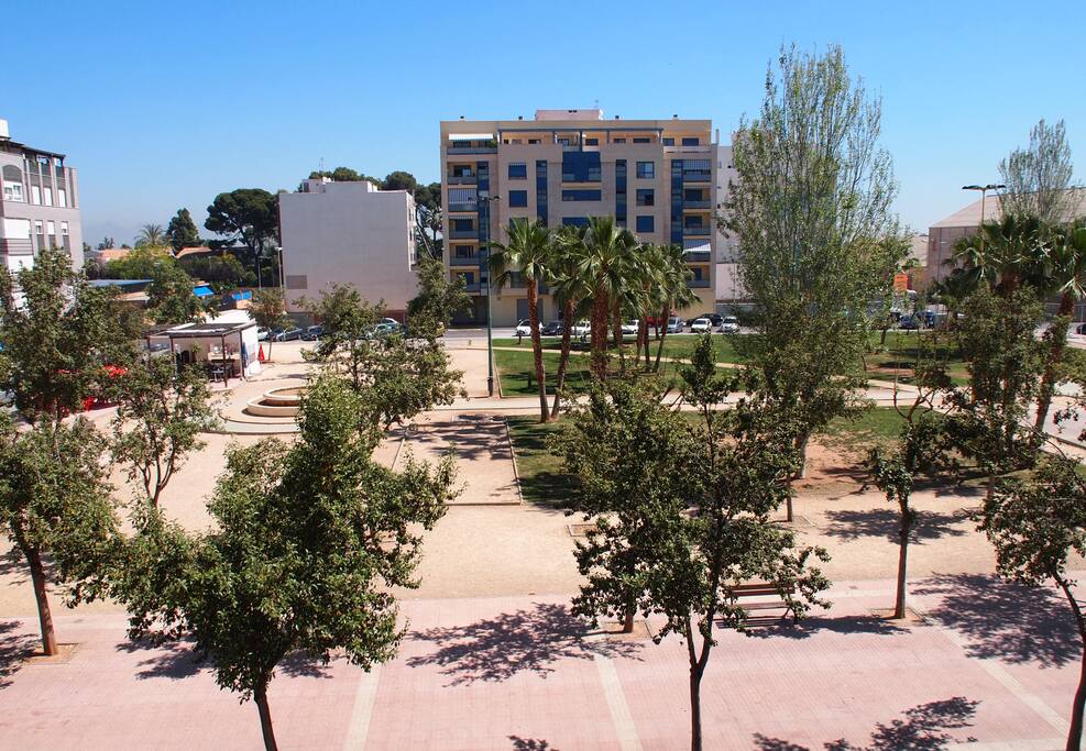 zona con todos los servicios: Mercadean a 100 metros, 2 farmacias a 30 metros, cafeterías, restaurantes, ludotecas y parques infantiles en la misma plaza.
