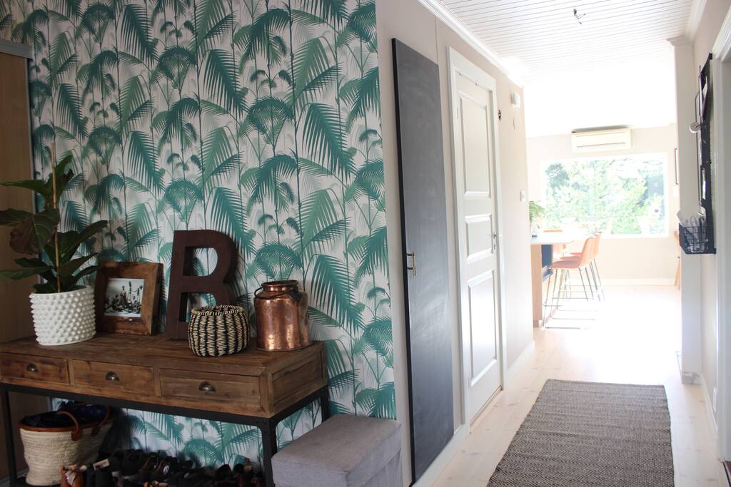 Large hallway with plenty of space...