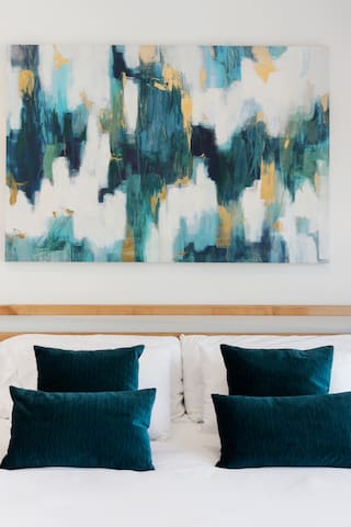 Spotless Modern Steps from the Best Shops and Restaurants. gallery image 3