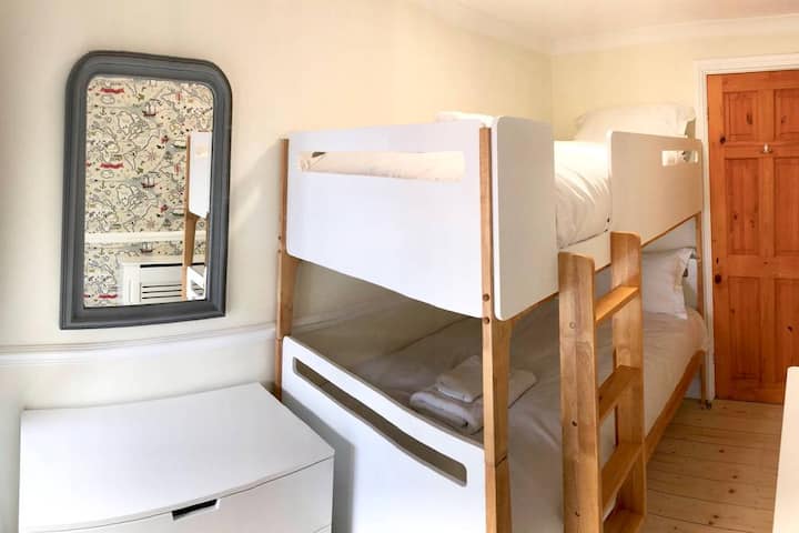 第三间卧室配备全尺寸成人双层床