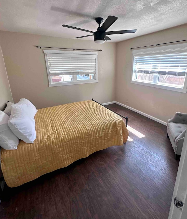 Dormitorio 2. Cama tamaño queen.