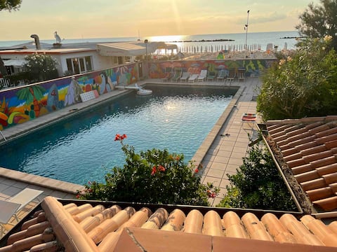 House with swimming pool, by the sea