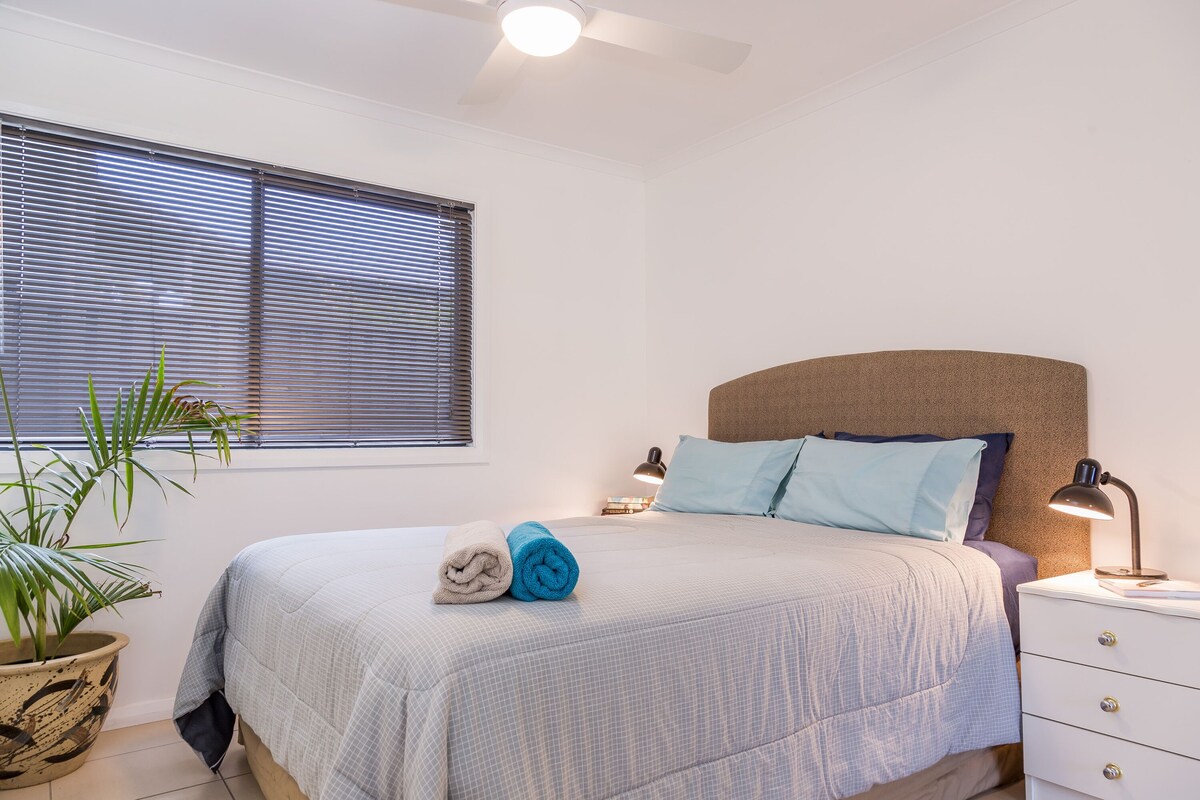 Kitanda cha ukubwa wa malkia kilicho na sebule, runinga na eneo la kupumzika... eneo kubwa linalofaa kwa wanandoa wenye mtoto...