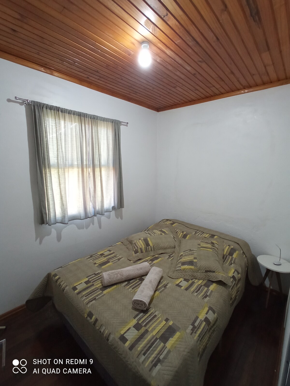 חדר עם מיטה זוגית