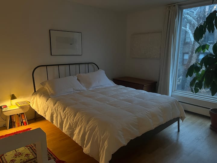 ห้องนอนหลักพร้อมเตียงควีนไซส์
