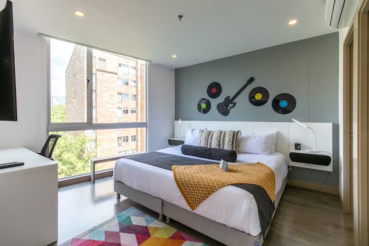 Genieße unser Queensize-Bett, den Flachbildfernseher und unsere schöne Aussicht.