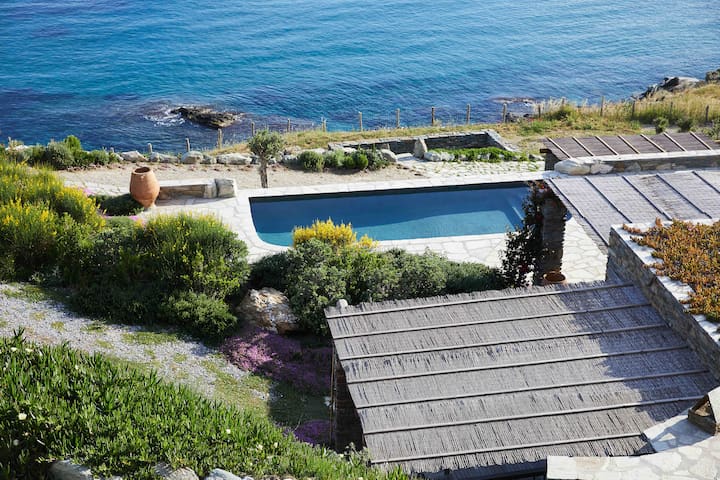 Cottage with private pool and access to the sea