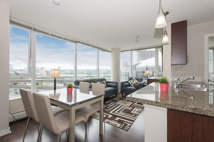 Wonderful Downtown Condo, Great Views, Location