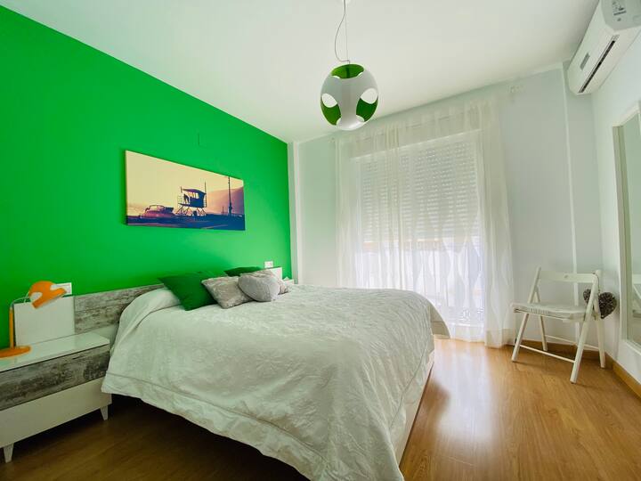 ห้องนอนใหญ่พร้อมเตียงคู่พร้อมระเบียง (ชั้นบน)