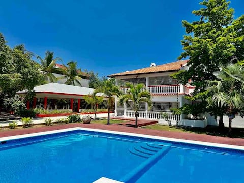 Beautiful private villa with pool, great for party