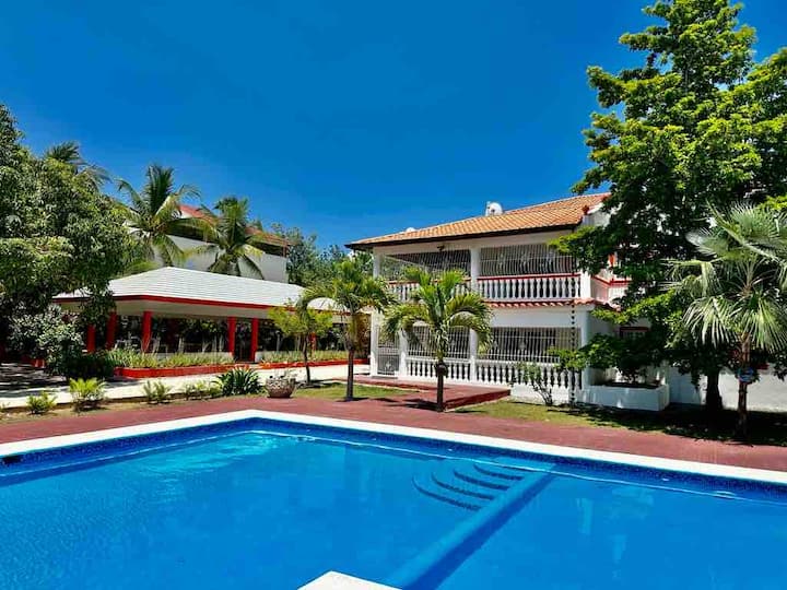 Beautiful private villa with pool, great for party