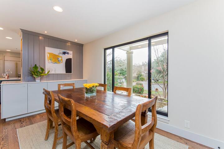 Central | Private Pool | 5 bed/4 bath house. gallery image 4