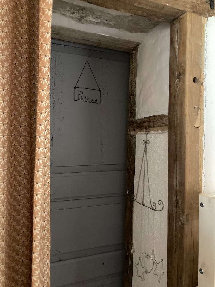 Puerta que conduce a la habitación en casa de Jules en fila.