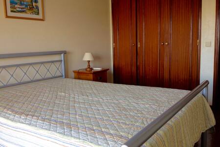 Um quarto a ver os barcos