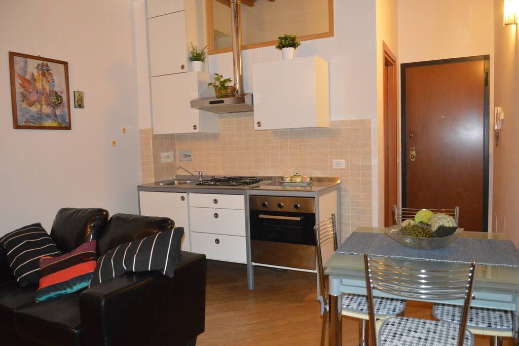 Caratteristico miniappartamento in tipico stile toscano composto da ingresso, zona giorno con tavolo da pranzo, divano e angolo cottura, camera matrimoniale ( con possibilità di ulteriore posto singolo e culla/lettino x bimbi piccoli), bagno. Completamente arredato e con il necessario x brevi e lunghi soggiorni. Il mio alloggio è situato in pieno centro, a pochi metri dai lungarni pisani e dal corso principale (corso italia) con negozi, ristoranti e altri servizi. Nelle immediate vicinanze vi è l'Ospedale Santa Chiara, piazza dei Miracoli con Torre pendente, stazione e aeroporto raggiungibile con bus .Ti piacerà il mio alloggio per questi motivi: l'atmosfera, il quartiere, la comodità del letto e la luce. Il mio alloggio è adatto a coppie, single, famiglie e chi viaggia per lavoro.
