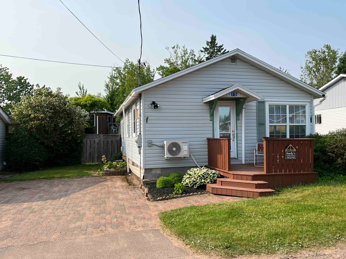 Cottage and guest house by Parlee beach on hunter Cottages for Rent