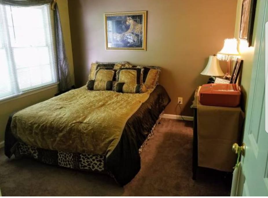 bedroom. queen size bed