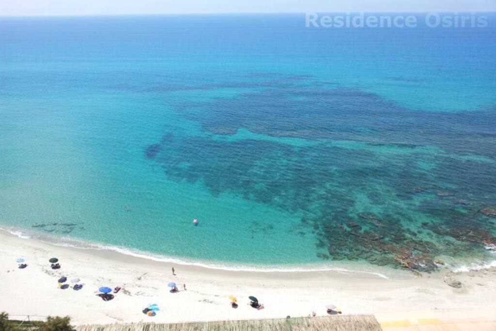 La vicina spiaggia (5 minuti di auto).