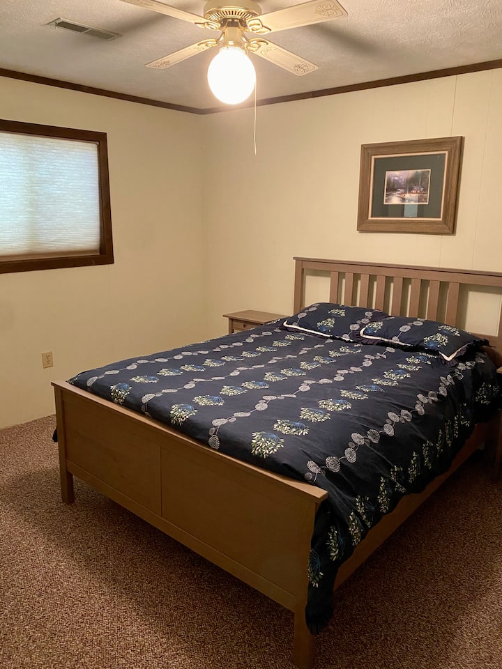 Wageni wanaweza kufikia vitanda vya malkia katika kila moja ya vyumba viwili vya kulala kwenye ghorofa ya chini