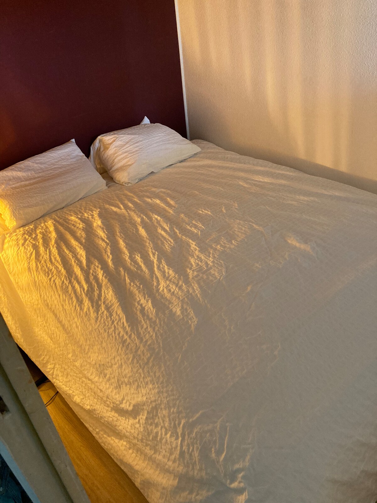 140 საწოლი საძინებელში