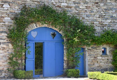 Large charming cottage for 19 people