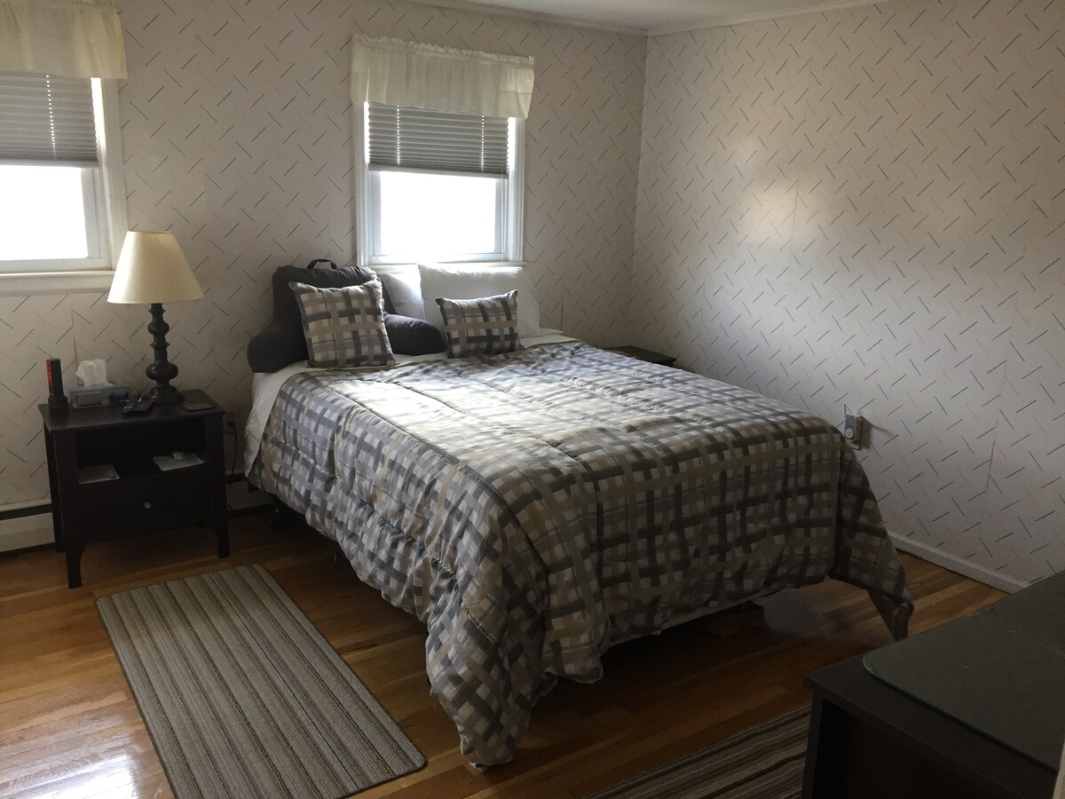 Chambre privée avec commode, placard californien personnalisé, porte-bagages, table d'appoint avec lampe et wi-fi. Il y a une chaise avec une table sur roues qui peut également être utilisée au chevet du lit. L'occupation double nécessite une charge supplémentaire de 50 $ / jour pour le 2e voyageur