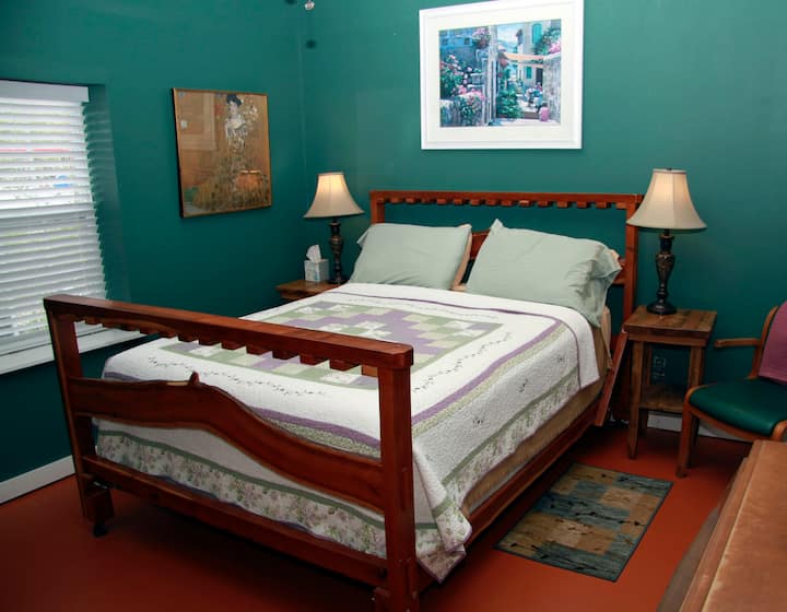 El dormitorio tiene una cama tamaño queen hecha por artistas con un colchón firme con la parte superior acolchada. Hay mucho espacio de almacenamiento para estancias prolongadas.
