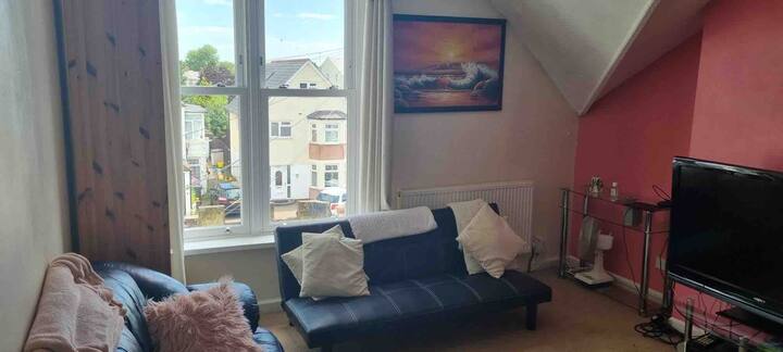 Quirky Double Bedroom With Private Sitting Room. - Cardiff