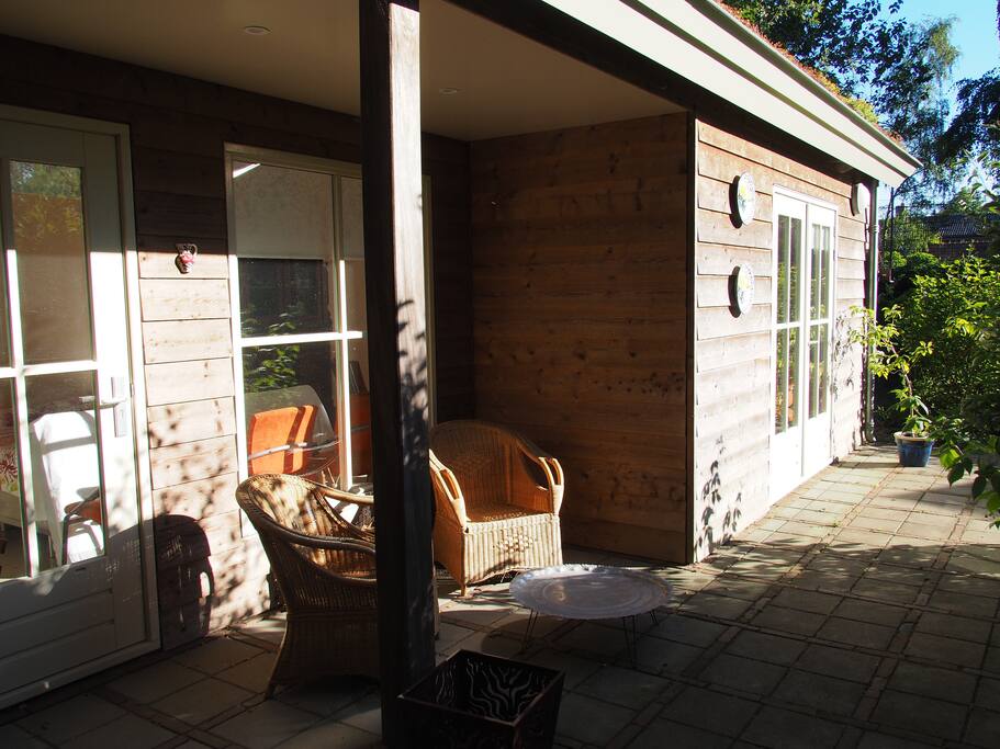 Schaduw terras met avondzon
