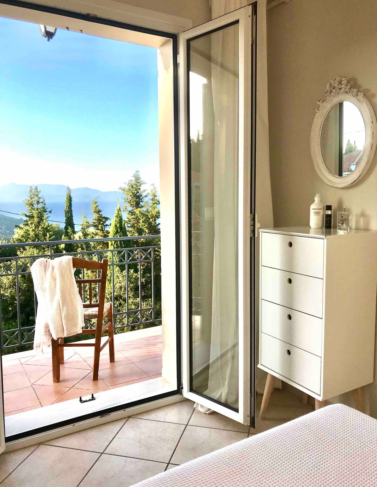 Pogled na spavaću sobu s bračnim krevetom