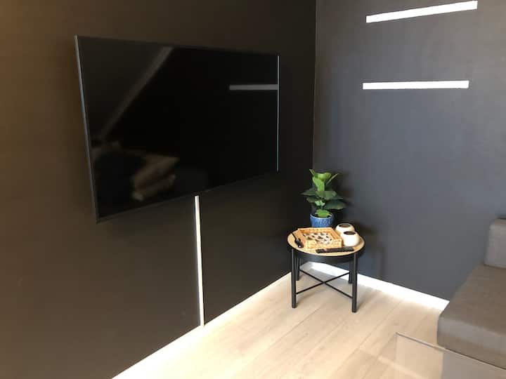 60-palcová televízia s dvojitým gaučom na 3. poschodí. 