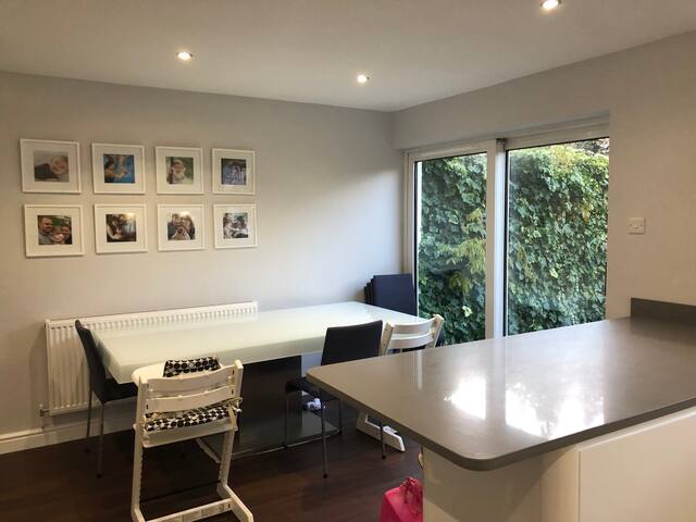 4 Bedroom House within 1.5m of Wimbledon Tennis gallery image 4