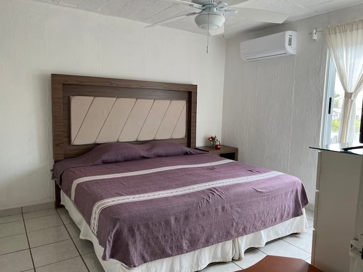 主卧配备空调
主卧 