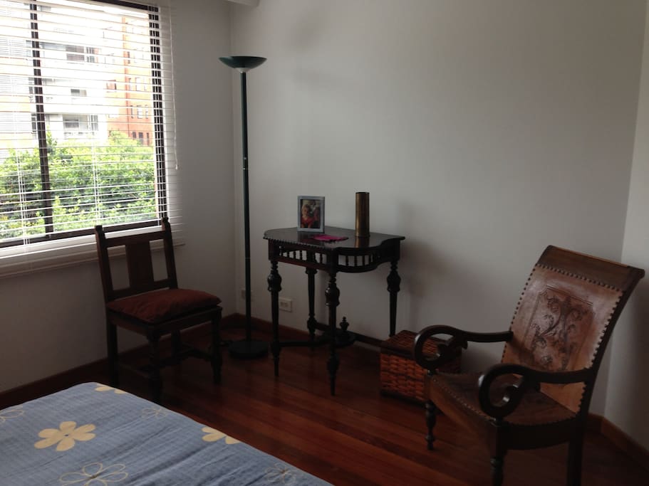 Habitación principal con closet y baño
