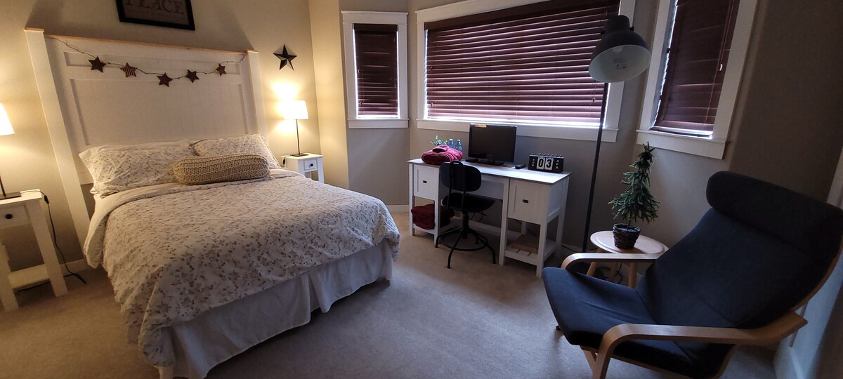 ห้องนอนที่สอง 202 มีเตียงคู่ห้องน้ำในตัวเต็มรูปแบบโต๊ะทำงานและเก้าอี้หมุนพร้อมทีวีขนาดเล็กและเก้าอี้อ่านหนังสือที่สะดวกสบาย การจองที่ต้องใช้เตียงแยกต่างหาก/ต้องเพิ่มผู้เข้าพักมากกว่า 2 คนเพื่อรวมห้องนี้ไว้ในการจอง