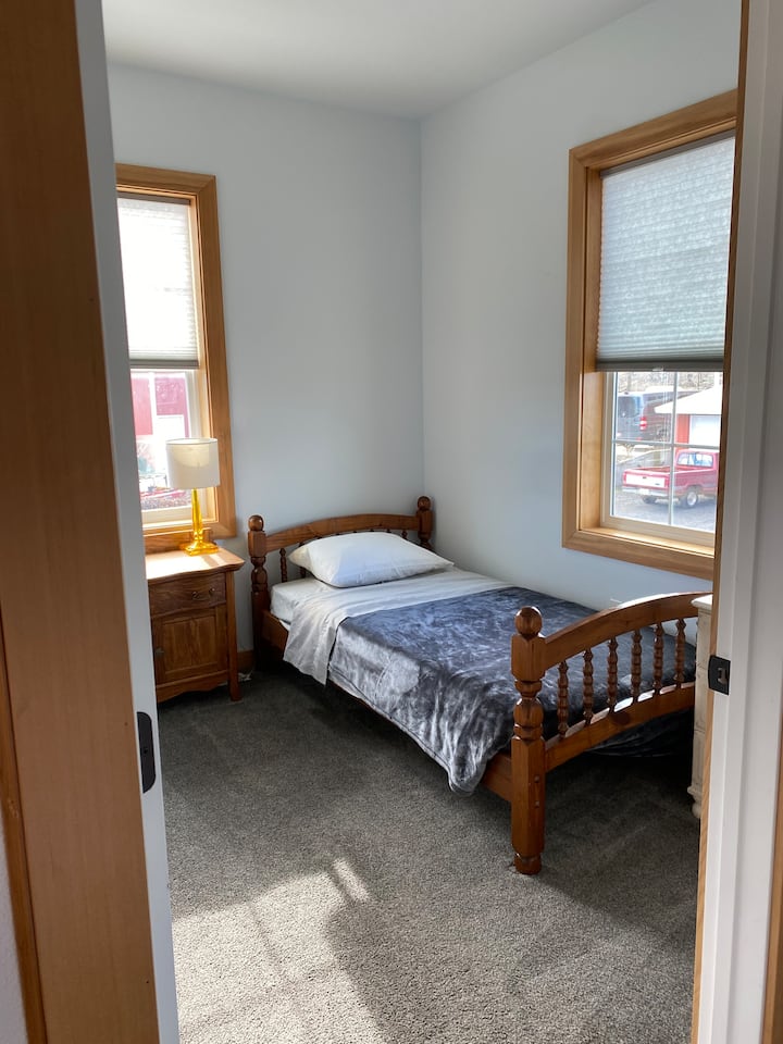 ห้องนอนที่สองมีเตียงคู่