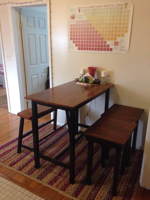 Eat-in kitchen w/table