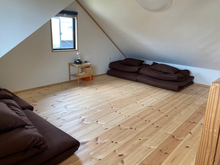 阁楼里有4张日式床垫。