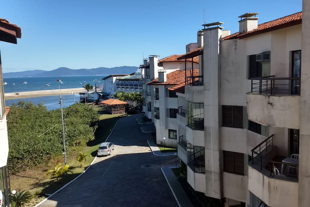 Condomínio pé na area, com acesso exclusivo para a praia, estacionamento e portaria 24h. Próximo a supermercados, farmácia e comércio local.