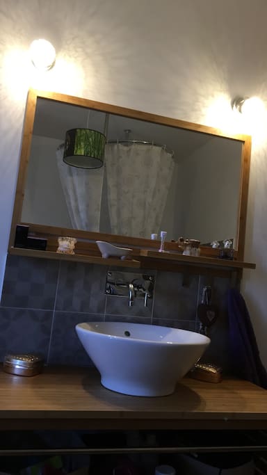 Salle de bain avec grand miroir