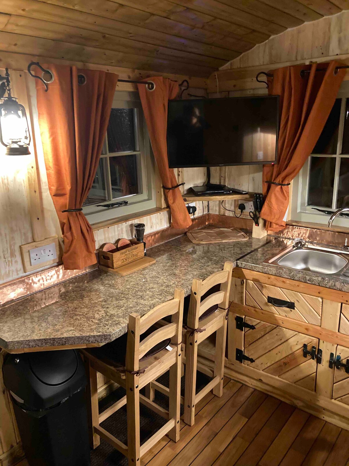 Top Airbnb: Shepherds cabin with romantic copper bath for two in Amber Valley