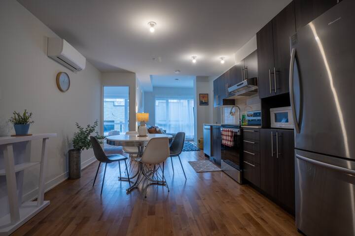 Luxe 2BR Condo l Sleeps 5 l Walk to Old-Port gallery image 3