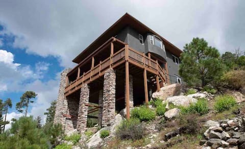 Luxurious 4 bedroom Cabin with amazing views