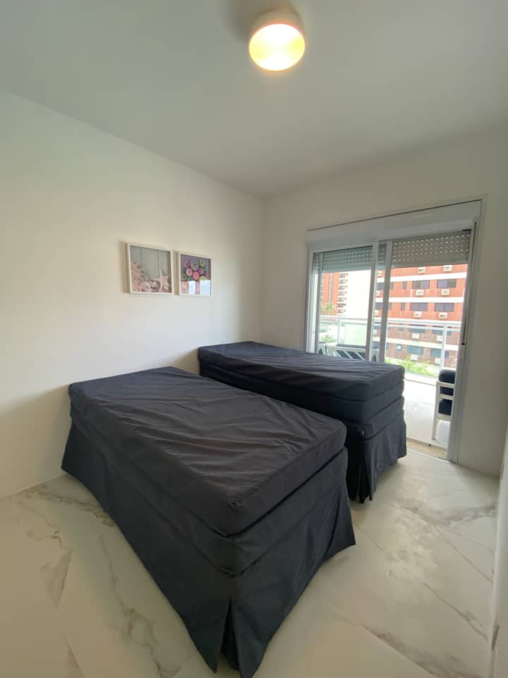 Segundo dormitorio con dos camas que se pueden unificar convirtiéndose en una cama doble perfecta. 