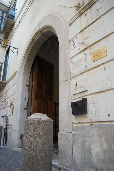 Il portone d'accesso al palazzo Morese